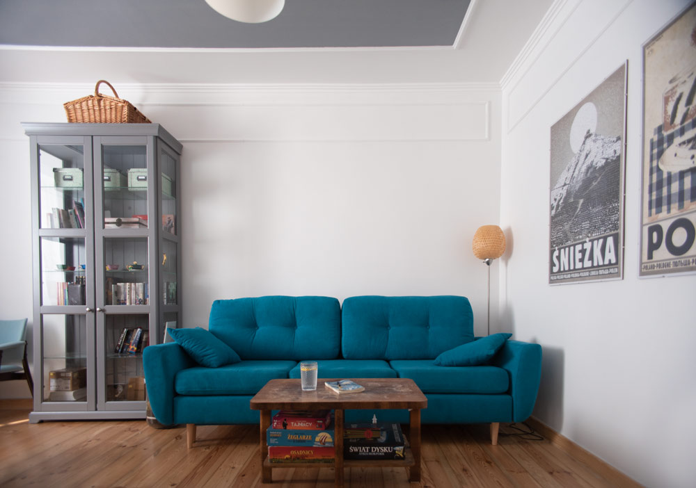 sofa mazzini sofas bonami, ikea liatorp witrynka szara i plakaty Ryszarda Kai